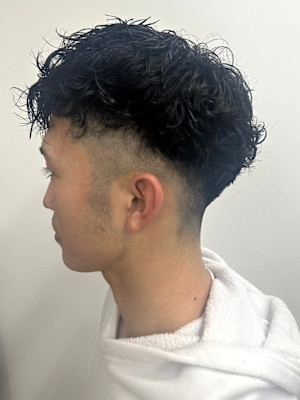 ナチュラルパーマ　束感　フェードカット　ショートパーマ