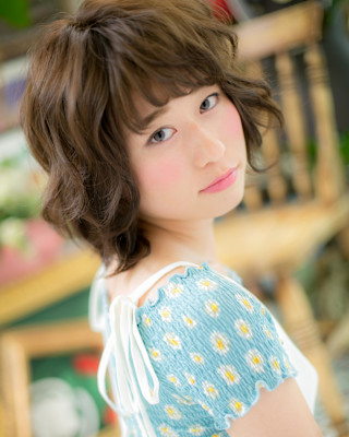 短めバング＆強めカールのフェミニンボブ　韓国風巻き