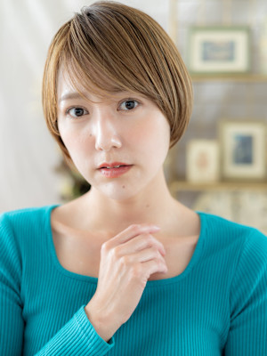 襟足すっきり流し前髪小顔シンプルショート　細めハイライト