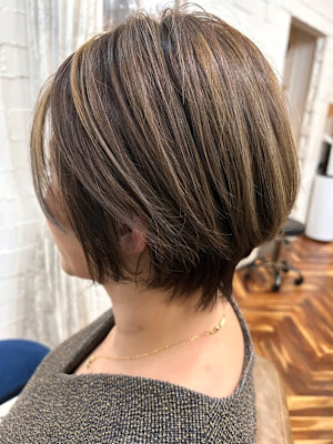 大人マッシュショート　ハイライト　白髪ぼかし　ベージュカラー