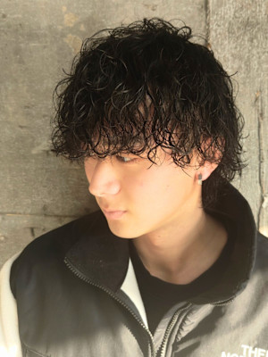 波巻きスパイラルパーマ　ツーブロック　マッシュ　黒髪束感