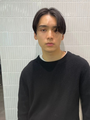 センターパート　黒髪　韓国ヘア　スーツヘア　ニュアンスパーマ