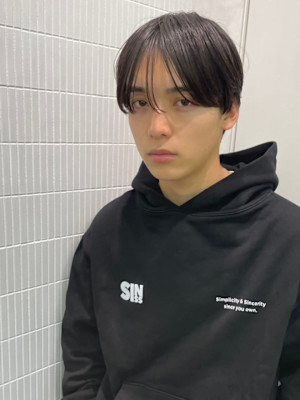 韓国マッシュ　黒髪　ストレートヘア　ツーブロック　刈り上げ