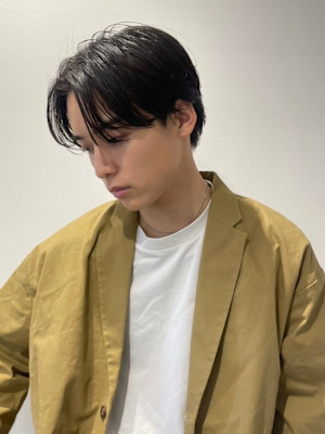 かき上げセンターパート　スーツヘア　黒髪　ニュアンスパーマ