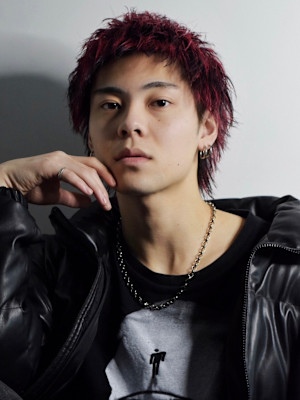 メンズレッド＆ブラックデザインカラースパイキーショートウルフ