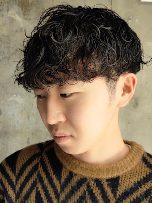 シャドウパーマ ツーブロック マッシュ 黒髪 束感 メンズ