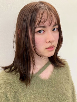 ミディアムレイヤー　ベージュカラー　外ハネ　フェイスレイヤー