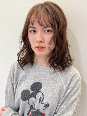 ベージュカラー　シースルーバング　ミディアム　コテ巻き