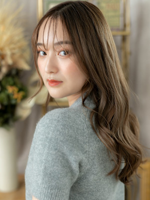 カーキグレージュ顔回りレイヤーこなれロング　細めハイライト