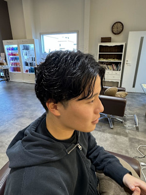 毛先に軽さのあるフェザースタイル人気です