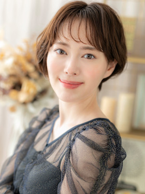 個性的シースルーぱっつん前髪フェミニンボブ　フェザーショート