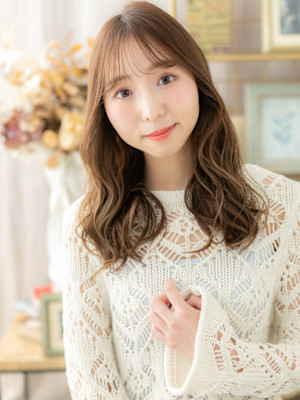 カーキベージュ外国人風小顔グラマラスロング　くすみベージュ