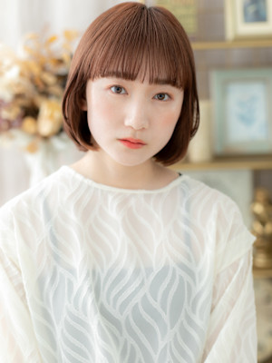 ツヤ髪ミルクティーピンク切りっぱなしボブ　チェリーレッド