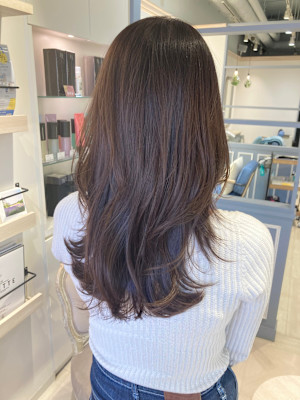 たっぷりレイヤーの重めロングバイオレットグレージュ３０代髪型