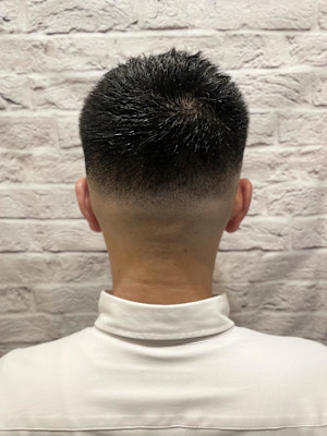 メンズ/スキンフェード/アップバング/黒髪/束感/ショート