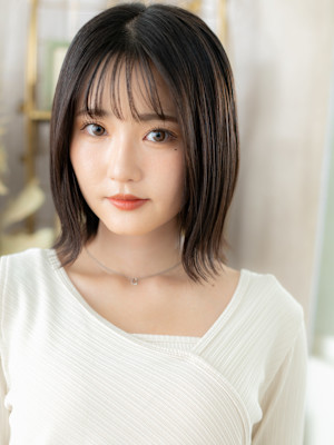 艶感ダークアッシュ切りっぱなしミディアム　くすみベージュ