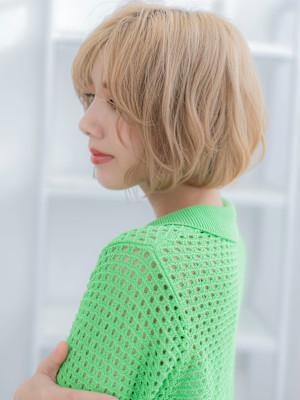 ナチュラルハイトーン前下がり小顔こなれボブ　ホワイトブロンド