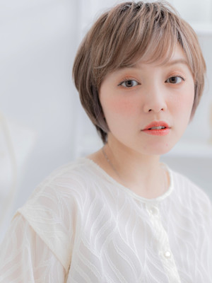 ハイライトカラーオン眉小顔こなれショート　細目ハイライト