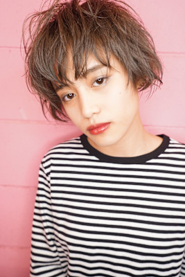 周りと差がつく個性的なショートボブ　表参道　美容院