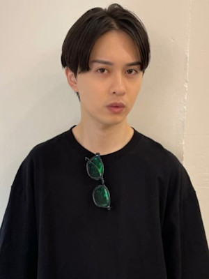 自然なセンターパート　黒髪　ビジネス　スーツヘア　清潔感