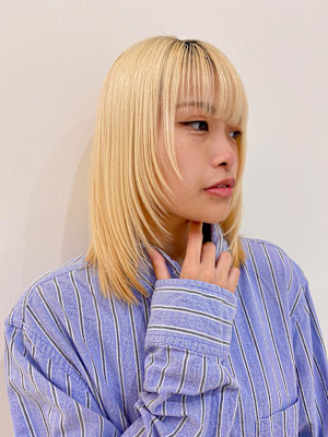 ハイトーンブロンドヘア×顔周りハイレイヤー