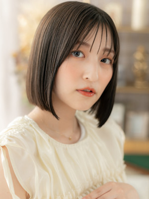 ツヤ感美髪アッシュブラック切りっぱなしボブ　くすみベージュ