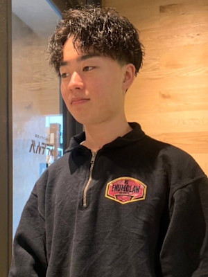 スパイラルパーマ　強めパーマ　センターパート　眉カット