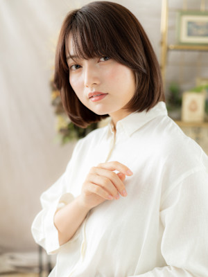 艶感斜めバング黒髪ボブディヘルシースタイル　くすみベージュ