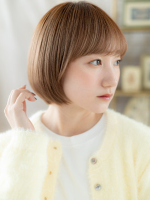 切りっぱなしナチュラルぱっつん前髪丸みボブ　くすみベージュ