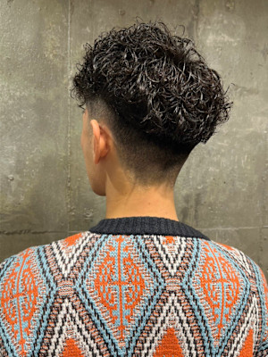 刈り上げ　黒髪　スペインカール　スパイラルパーマ