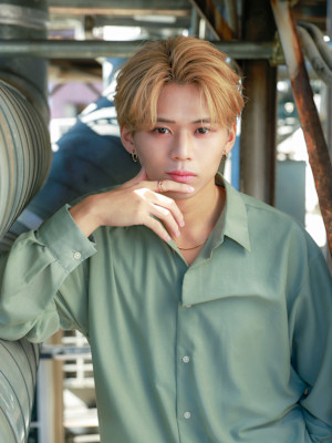 フェザーショート×透明感ブロンドカラー