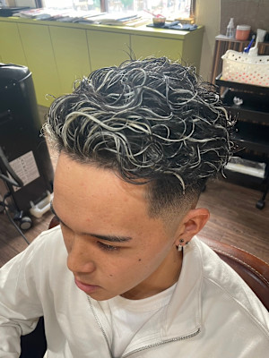 スキンフェード×極道パーマ×ホワイトハイライト