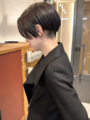 刈り上げ　マッシュショート　ハンサムショート　黒髪　レイヤー