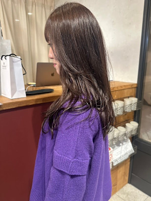 透明感グレージュカラー　顔周りレイヤー　ゆる巻きロング