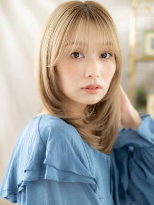 顔まわりレイヤーハイトーンカラーセミディ　ホワイトブロンド