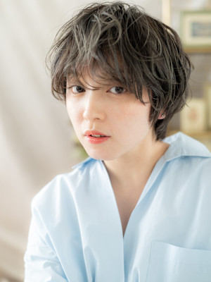 オリーブアッシュくせ毛風フェザーショート　細めハイライト