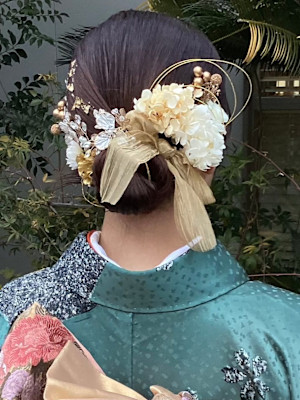 低めシニヨンアレンジ　金箔　お花飾り　和装ヘア　成人式