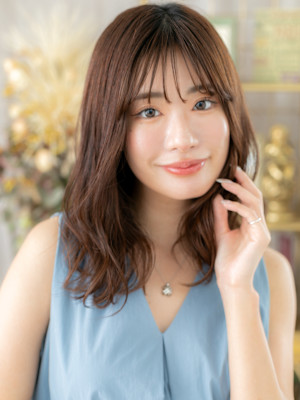 抜け感ミディアムレイヤーカットウェットヘア　韓国風巻き
