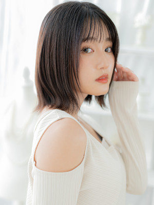 艶感ダークアッシュ切りっぱなしミディアム　くすみベージュ