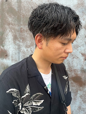 メンズショート センターパート 黒髪　20代 30代　束感