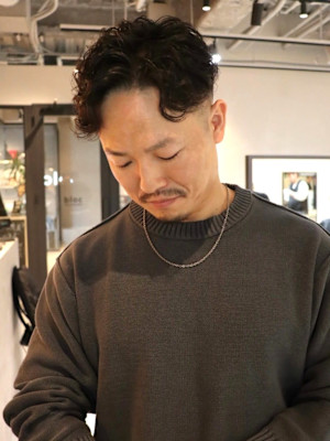 アップバング　波巻きスパイラルパーマ　刈り上げ　ツーブロック