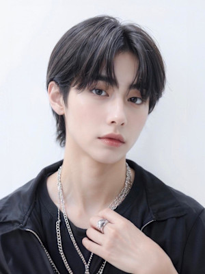 黒髪サラストセンターパート