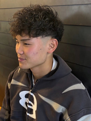 スパイラルパーマ　マッシュ　フェードカット　刈り上げ