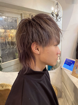 メンズマッシュショート×ウルフの組み合わせシルバーグレージュ