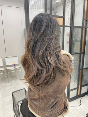 フェミニン　ヘアアレンジ　切り揃え　ブラントカット