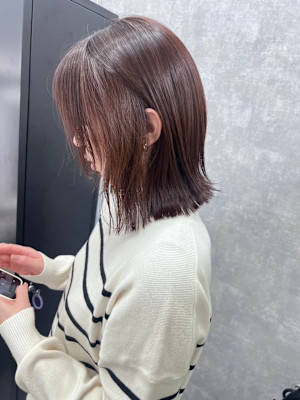 伸ばしかけミディアム　耳掛けボブ　タッセルボブ　ラベージュ