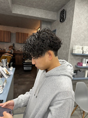 センターパート×波巻きパーマ