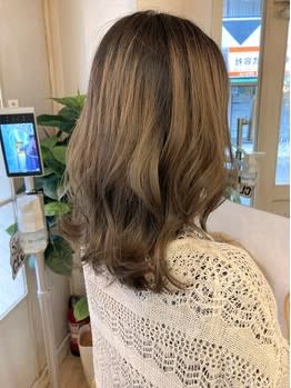 くびレイヤー似合わせカット艶髪オリーブグレージュセミロング
