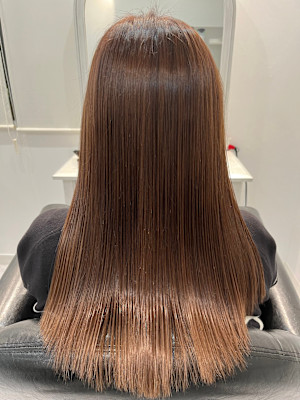 ベージュカラー×ツヤストレート