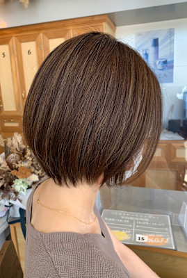 ミディアムボブ×白髪ぼかしハイライト